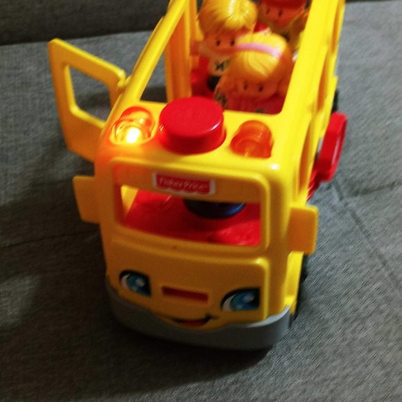 Vintage Fisher Price Toy School Bus with 4 Figures Music Lights Sounds Talking - Picture 7 of 9